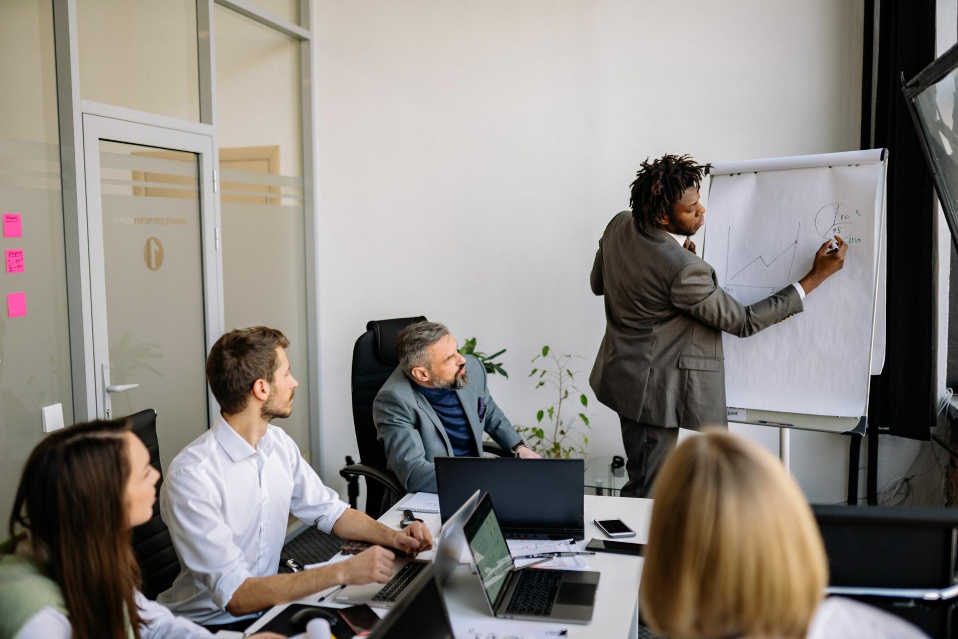 Entreprise sécurisant une collaboration freelance grâce au portage salarial